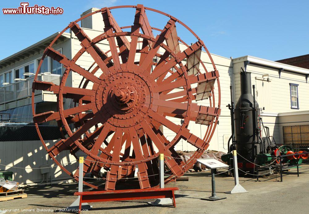 Immagine La ruota del battello Petaluma al Maritime National Historical Park di San Francisco, California. Petaluma è stato l'ultimo battello ad essere utilizzato nel 1950 - © Leonard Zhukovsky / Shutterstock.com