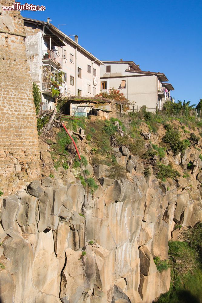 Immagine La rupe di tufo e il borgo di Nepi nel Lazio