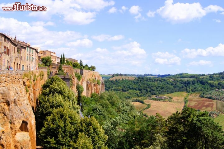 Immagine La rupe di tufo su cui si erge Orvieto e che domina la valle del fiume Tevere - © JeniFoto / shutterstock.com