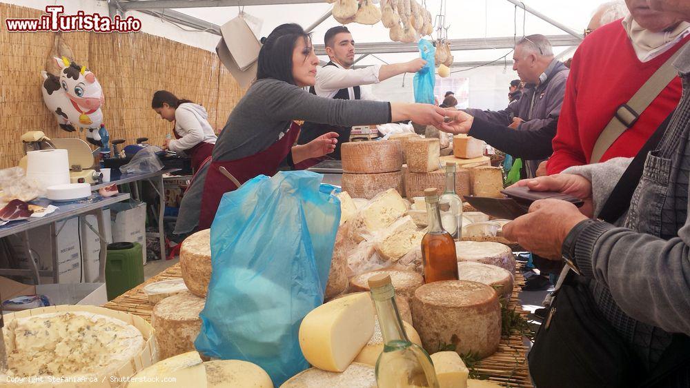 Immagine La Sa Sagra di Samassi, uno stand di vendita formaggio e grappe tipiche - © StefaniaArca / Shutterstock.com