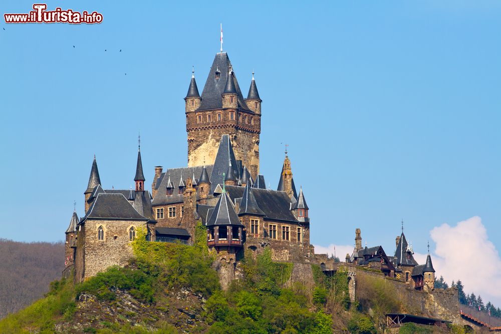 Immagine La sagoma fiabesca del castello di Cochem, in Germania, noto come Reichsburg.