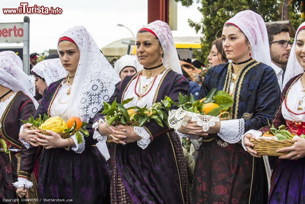 Immagine La Sagra degli Agrumi di Muravera, Sardegna: donne in tradizionale costume sardo - © GIANFRI58 / Shutterstock.com