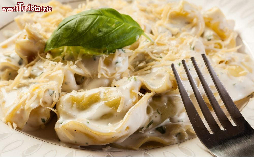 Immagine La Sagra del Tortellino a Borgo Tossignano in Emilia-Romagna. E' uno degli eventi tradizionali di questo paesino a pochi chilometri da Imola. Gli stand gastronomici servono tortellini di pasta tirata con il mattarello in legno.