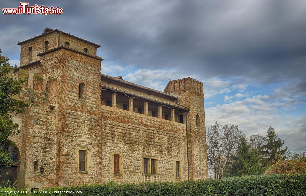 Immagine Il Castello di Valbona, protagonista della Sagra di San Rocco a Lozzo Atestino, evento eno-gastronomico nonchè rievocazione storica medievale - © FEDELE FERRARA / Shutterstock.com