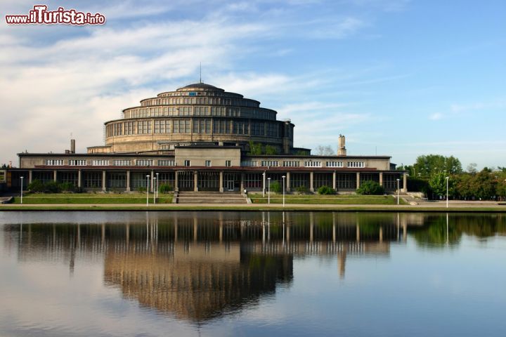 Immagine La Sala del Centenario a Wrocalw, Polonia - Un bel panorama del Palazzo del Centenario, Hala Stulecia, considerato una delle più importanti costruzioni dell'architettura mondiale del XX° secolo. Progettato dall'architetto Max Berg, venne edificato nel 1913 in occasione dell'Esposizione Internazionale per il centesimo anniversario della battaglia di Lipsia. Dal 2006 fa parte del patrimonio dell'umanità dell'Unesco © Kate Kotova / Shutterstock.com