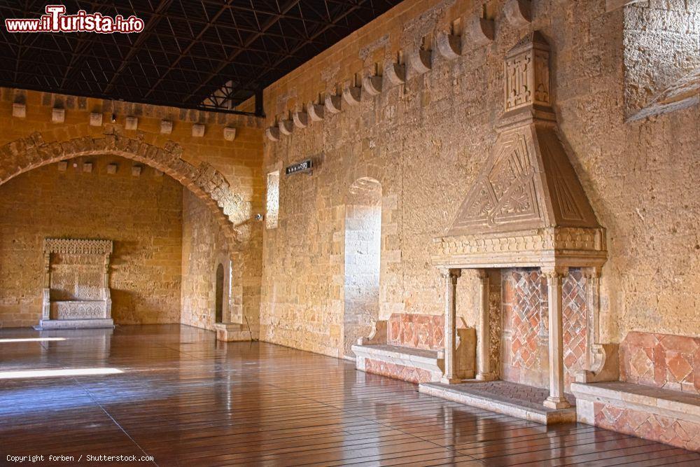 Immagine La sala del trono nel castello normanno-svevo di Gioia del Colle, Puglia: vi si accede tramite la scalinata monumentale del cortile che conduce al primo piano - © forben / Shutterstock.com