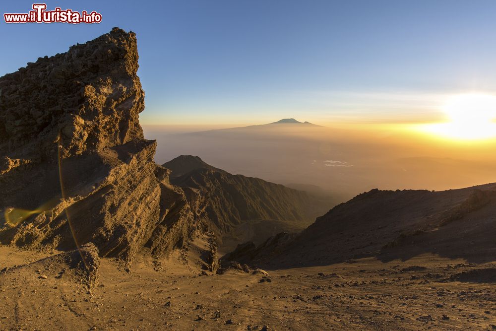 Immagine La salita al vulcano di Mount Meru in Tanzania. Sullo sfondo il Monte Kilimanjaro a circa 60 km di distanza