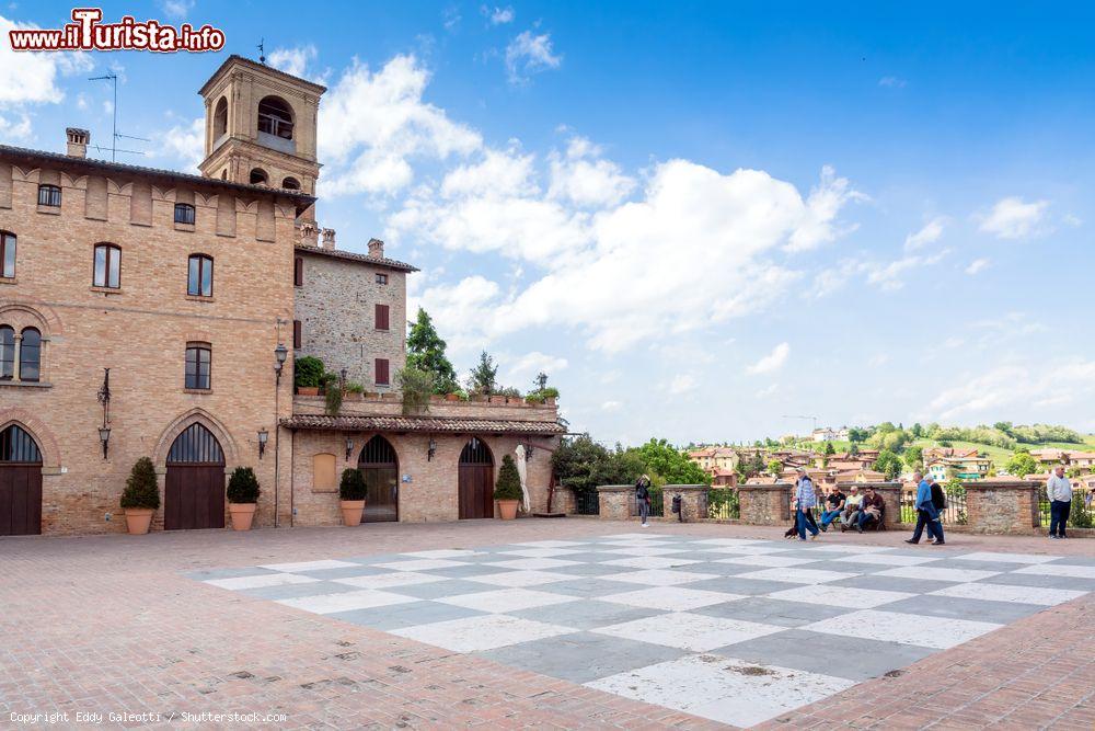 Immagine La scacchiera di Piazza della Dama, ovvero Piazza Roma in centro a Castelvetro di Modena - © Eddy Galeotti / Shutterstock.com