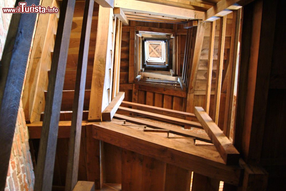 Immagine La scala in legno della Torre Troyana di Asti, Piemonte. Restaurata e aperta al pubblico, si può accedere al piano dei merli tramite una scala di 199 gradini.