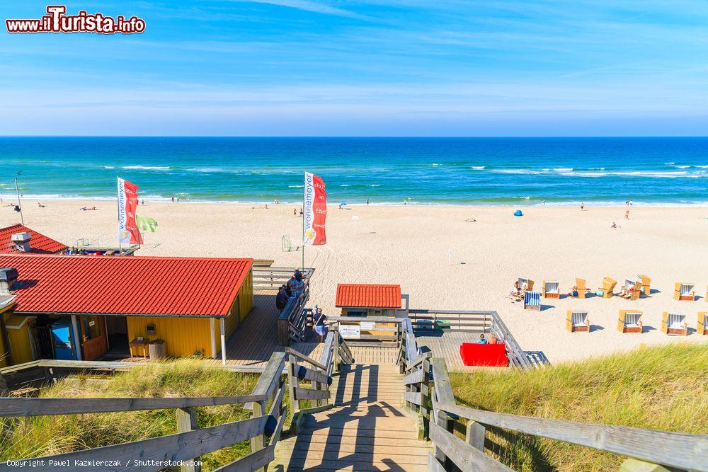 Immagine La scalinata che conduce al ristorante sulla spiaggia di Wenningstedt a Sylt, Germania. - © Pawel Kazmierczak / Shutterstock.com