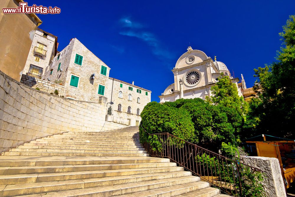 Immagine La scalinata che conduce alla Cattedrale di San Giacomo, nel centro storico di Sibenik (Croazia).