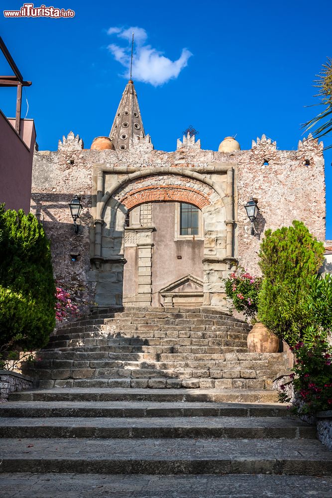 Immagine La scalinata che porta al Convento Agostiniano di Forza d'Agrò, Sicilia.