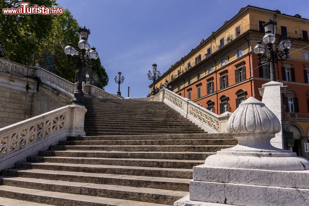 Immagine La scalinata che porta al Parco della Montagnola, Bologna, Emilia-Romagna. 