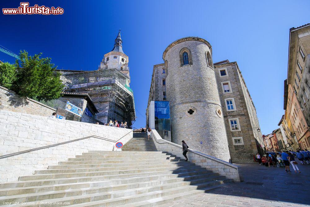 Immagine La scalinata che porta alla cattedrale di Santa Maria a Vitoria Gasteiz, Spagna - © jorisvo / Shutterstock.com