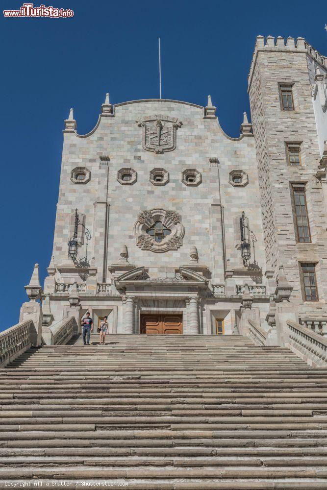 Immagine La scalinata con ingresso all'Università di Guanajuato, Messico: cambiò nome diverse volte nel corso della sua storia sino a diventare proprietà statale nel 1828 - © All a Shutter / Shutterstock.com