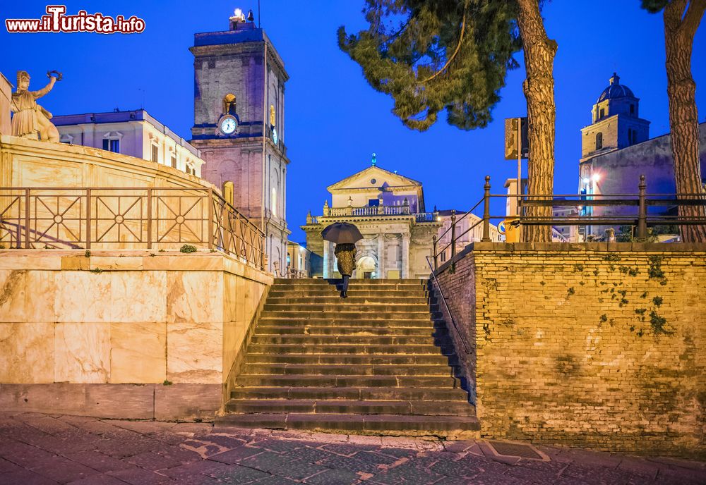 Immagine La scalinata d'accesso a Piazza Plebiscito a Lanciano, sulla quale si affaccia sia il Municipio che la Basilica della Madonna del Ponte.