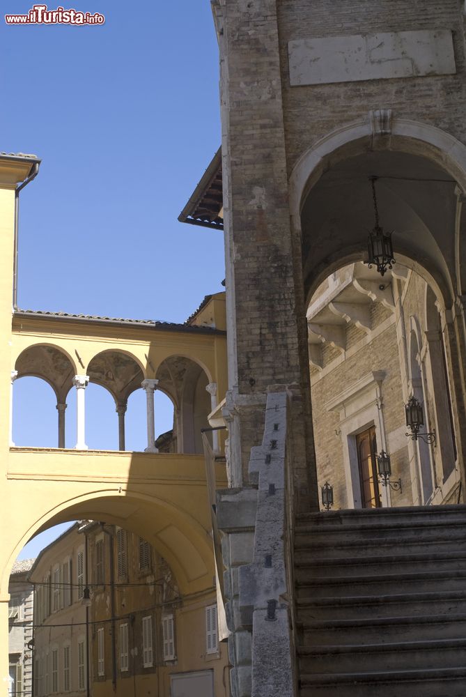 Immagine La scalinata di un vecchio edificio nel centro di Fermo (Marche) con un loggiato sullo sfondo.