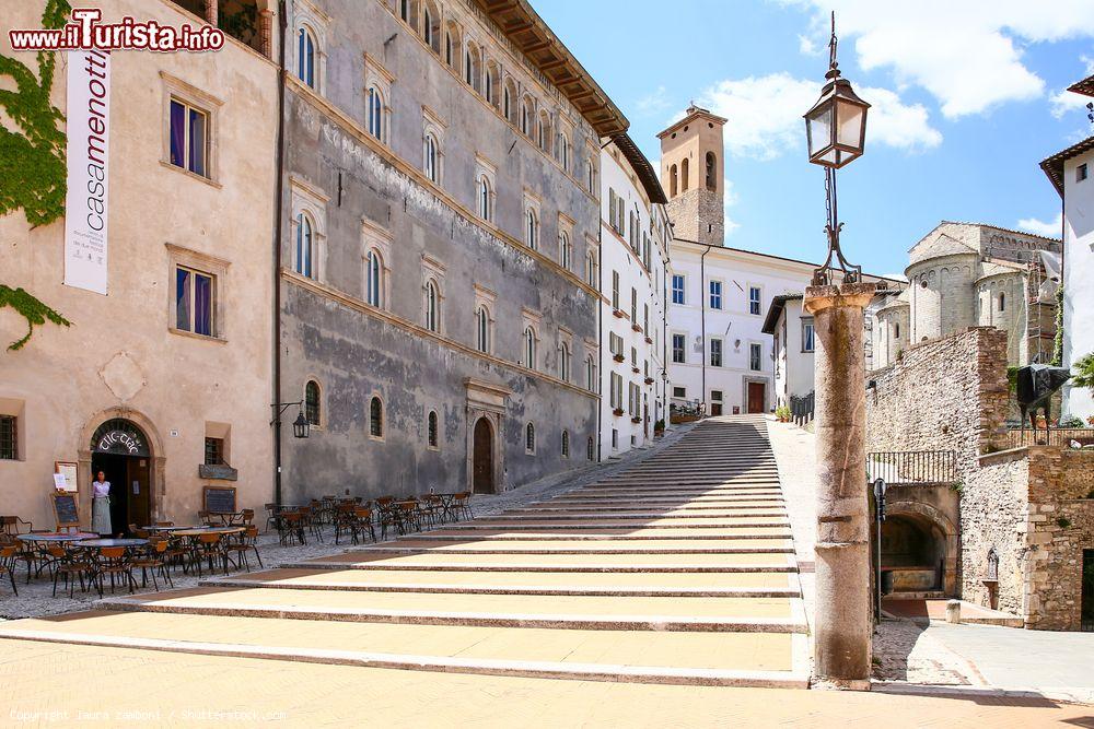 Immagine La scalinata in piazza Duomo a Spoleto, Umbria. E' una delle più suggestive d'Italia: si presenta con forma triangolare che culmina con una lunga scalea - © laura zamboni / Shutterstock.com