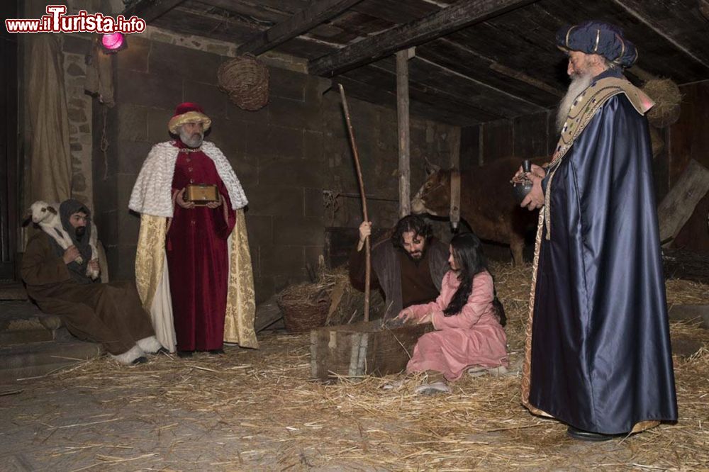 Immagine La scena della nascita di Gesu al presepe vivente di Gangi in Sicilia - ©  Presepe Vivente di Gangi