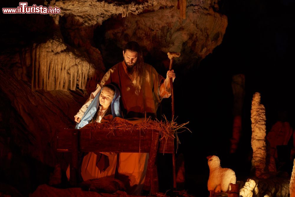 Immagine La scena della Natività del Presepe Vivente nelle Grotte di Postumia in Slovenia
