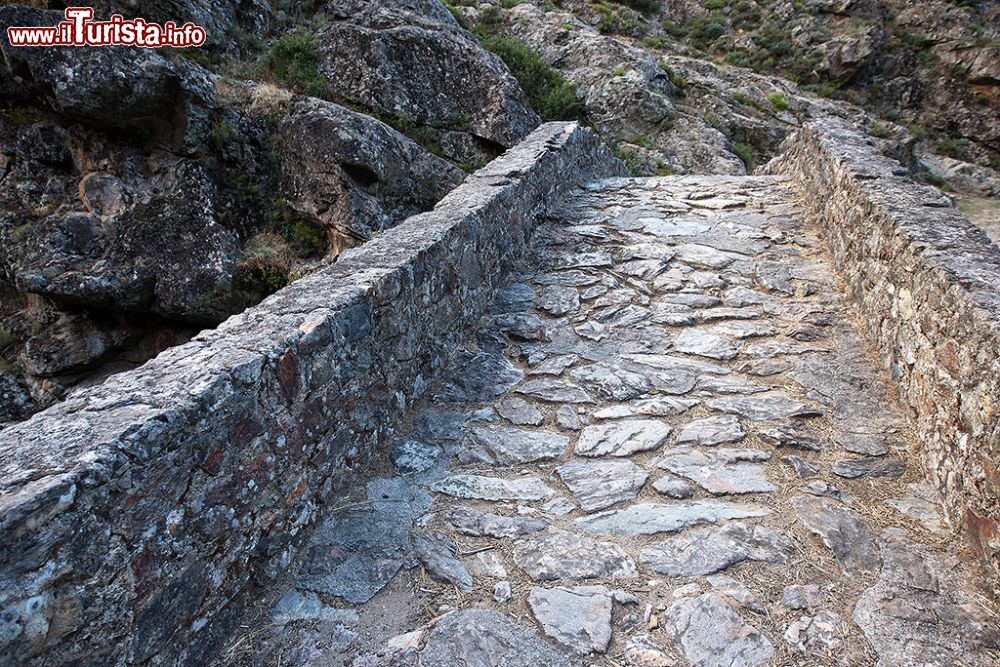 Immagine La schiena d'Asino del Ponte Genovese di Asco in Corsica  - © Roberto Cornacchia / www.robertocornacchia.com