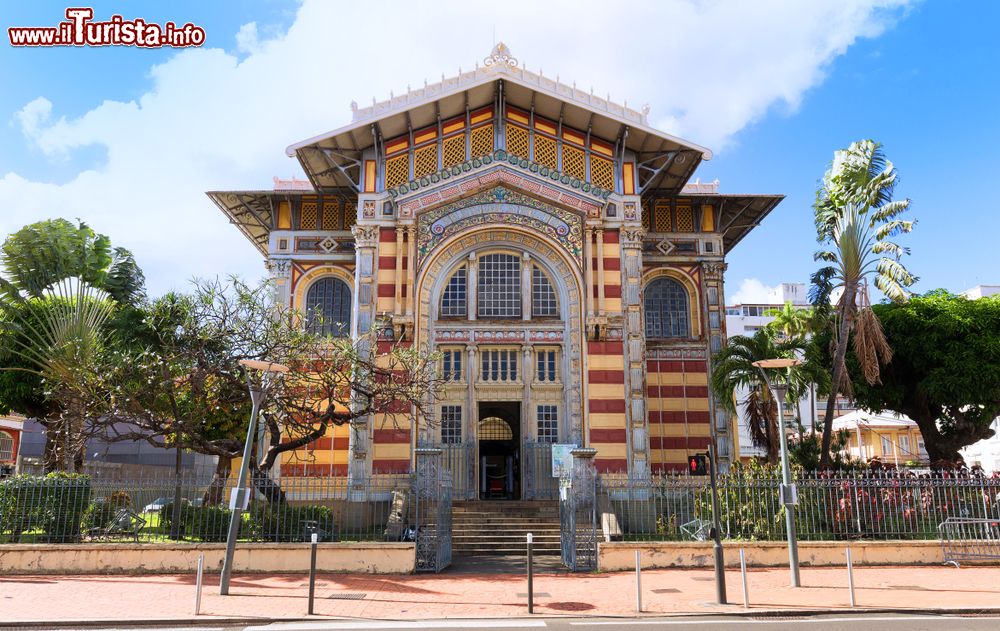Immagine La Schoelcher library a Fort-de-France, Martinica. Questo edificio fu costruito originariamente a Parigi e poi trasportato e di nuovo eretto in città nel 1893. E' considerato monumento storico nazionale.