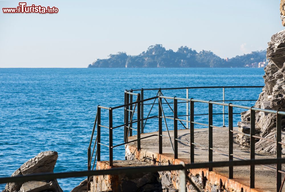 Immagine La scogliera pedonale di Zoagli (Genova) realizzata lungomare, Liguria.