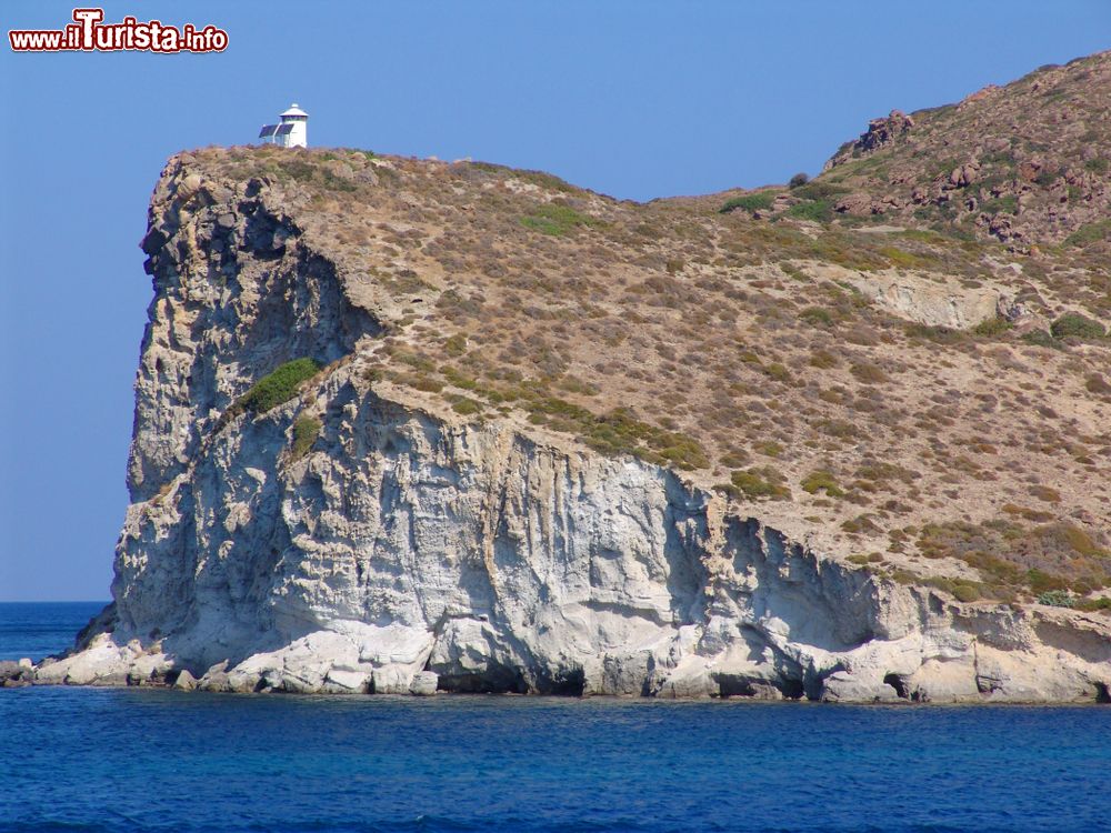 Immagine La scogliera rocciosa e brulla della piccola isola di Kimolos, Grecia: nota con il nome italiano di Argentiera, questa terra di origine vulcanica ha un clima non adatto alla coltivazione.