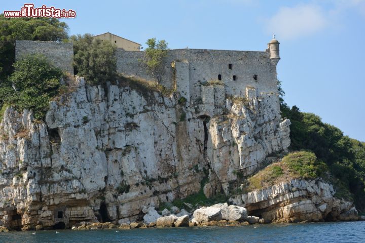 Immagine La scogliera sull'isola di Santa Margherita, arcipelago delle Lerins, con un tratto delle antiche mura di fortificazione di questo territorio francese.