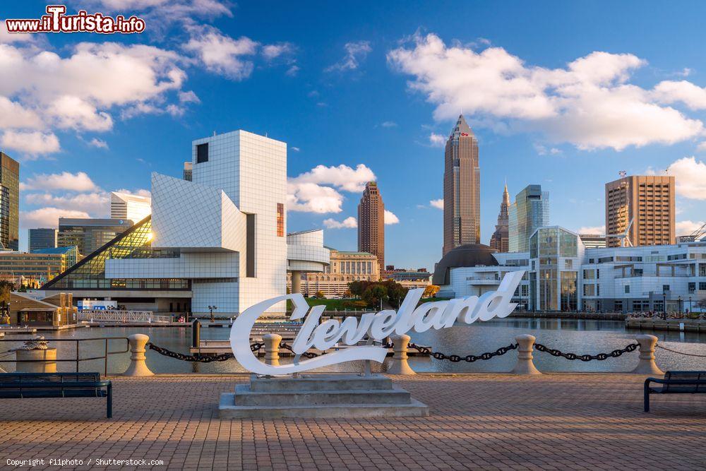 Immagine La scritta Cleveland con la skyline della città sullo sfondo, stato dell'Ohio, USA - © f11photo / Shutterstock.com