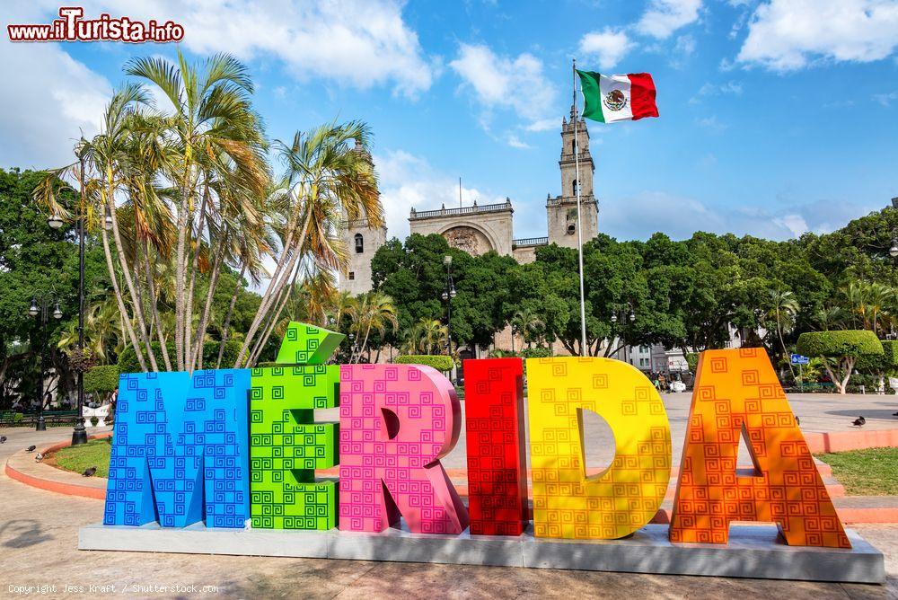 Immagine La scritta colorata Merida con la bandiera messicana e la cattedrale cittadina sullo sfondo, Messico  - © Jess Kraft / Shutterstock.com