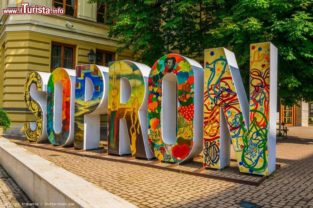 Immagine La scritta decorativa di Sopron in un'agenzia turistica, Ungheria - © trabantos / Shutterstock.com