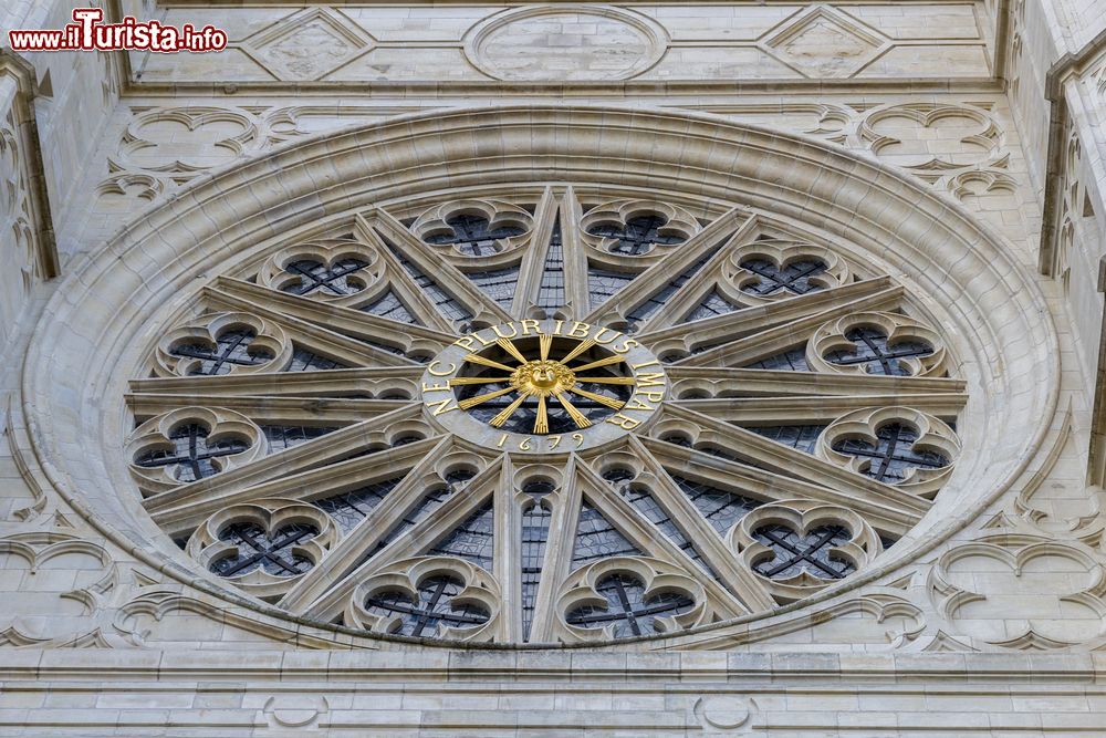 Immagine La scritta latina Nec Pluribus Impar sulla cattedrale di Orléans, Francia: è il motto scelto da Luigi XIV° e impresso nel suo stemma.