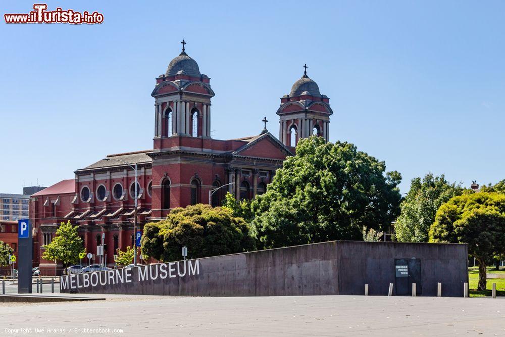 Immagine La scritta "Melbourne Museum" in Rathdowne Street, Australia. Sullo sfondo, la chiesa cattolica del Sacro Cuore - © Uwe Aranas / Shutterstock.com