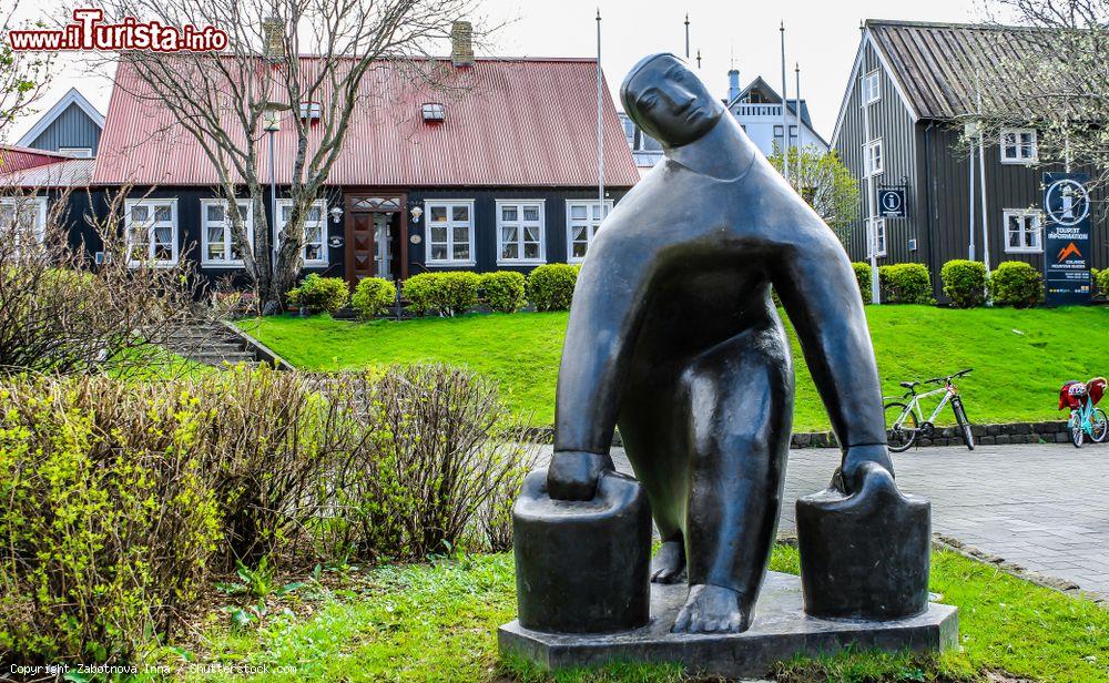 Immagine La scultura "Acquario" in una via del centro storico di Reykjavik, Islanda - © Zabotnova Inna / Shutterstock.com