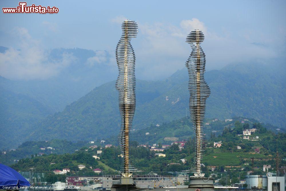 Immagine La scultura "Ali e Nino" di Tamar Kvesitadze a Batumi in Georgia. Ogni  10 minuti cambia configurazione e le statue possono anche compenetrarsi in modo affascinante. - © Vahan Abrahamyan / Shutterstock.com
