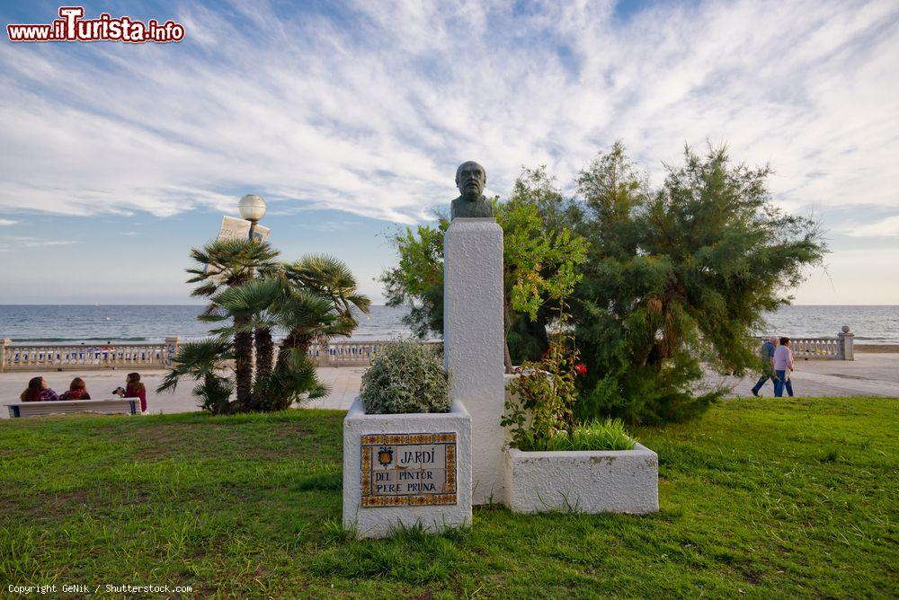 Immagine La scultura all'artista Pere Pruna a Sitges, Spagna. Allievo di Picasso, Pere Pruna si specializzò in ritratti, figure femminili, nudi e scene mitologiche - © GeNik / Shutterstock.com