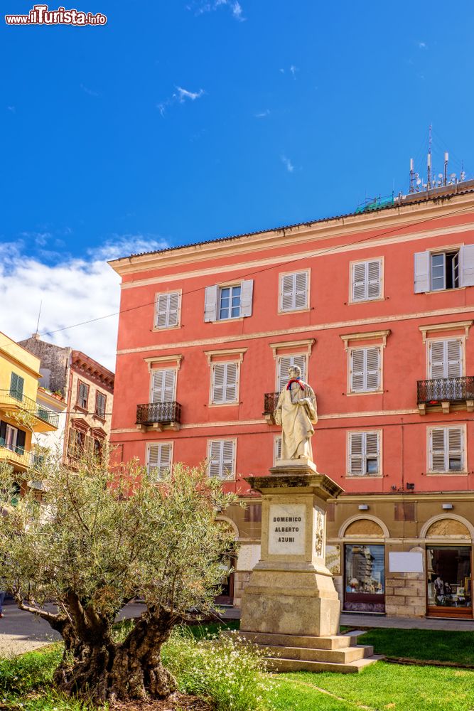 Immagine La scultura dedicata a Domenico Alberto Azuni nella città di Sassari, Sardegna. Azuni è stato un importante giurista e magistrato del Regno di Sardegna e del Primo Impero Francese.