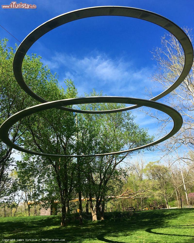 Immagine La scultura dei cerchi in un parco di Indianapolis, Indiana (USA) - © James Kirkikis / Shutterstock.com