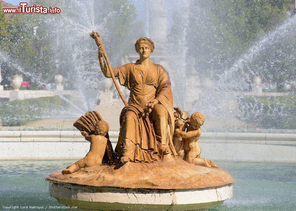 Immagine La scultura della dea dell'agricoltura a Aranjuez, Madrid, Spagna. E' uno dei gruppi scultorei che si trovano nel Giardino del Parterre, in stile inglese, del palazzo reale - © Lord Kuernyus / Shutterstock.com