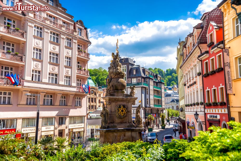 Immagine La scultura della Santa Trinità nel cuore di  Karlovy Vary in Repubblica Ceca - © kirill_makarov / Shutterstock.com