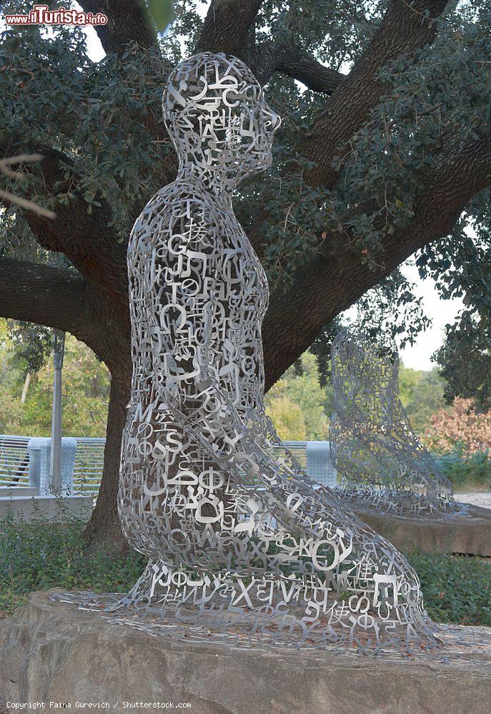 Immagine La scultura della Tolleranza a Buffalo Bayou Park, Houston, Texas. E' stata realizzata da Jaume Plensa - © Faina Gurevich / Shutterstock.com