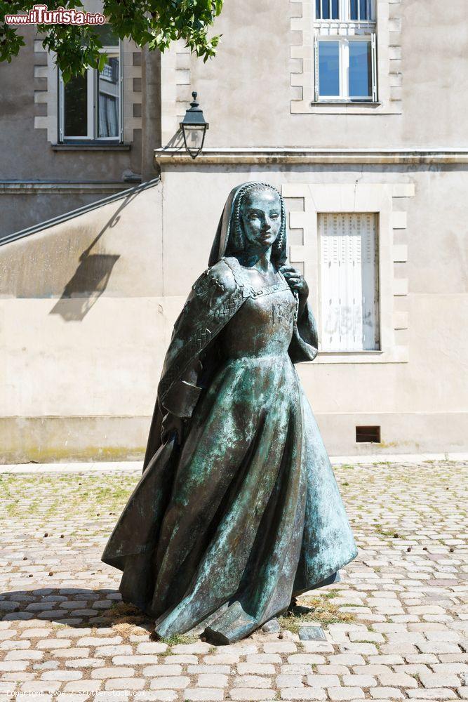 Immagine La scultura di Anna di Bretagna in Rue des Etats a Nantes, Francia. Duchessa di Bretagna, Anna è stata l'ultima sovrana bretone indipendente e due volte regina di Francia - © vvoe / Shutterstock.com