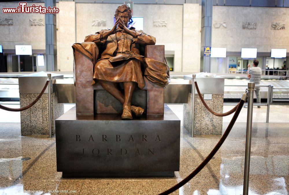 Immagine La scultura di Barbara Jordan, avvocato americano, al Bergstrom International Airport di Austin (Texas) - © GSPhotography / Shutterstock.com