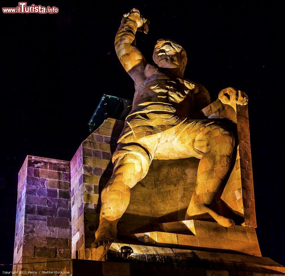Immagine La scultura di El Pipila fotografata di notte nel centro di Guanajuato, Messico. La scultura risale al 1939 ed è opera dello scultore Juan Fernando Olaguibel - © Bill Perry / Shutterstock.com
