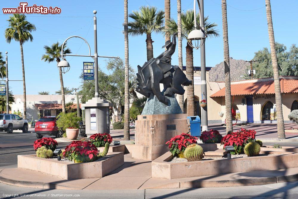 Immagine La scultura di Jack Knife su una strada di Scottsdale, Arizona. L'opera in bronzo, realizzata da Ed Mell, ritrae un cavaliere su un cavallo imbizzarrito e si è ispirata al sigillo ufficiale della città - © LunaseeStudios / Shutterstock.com