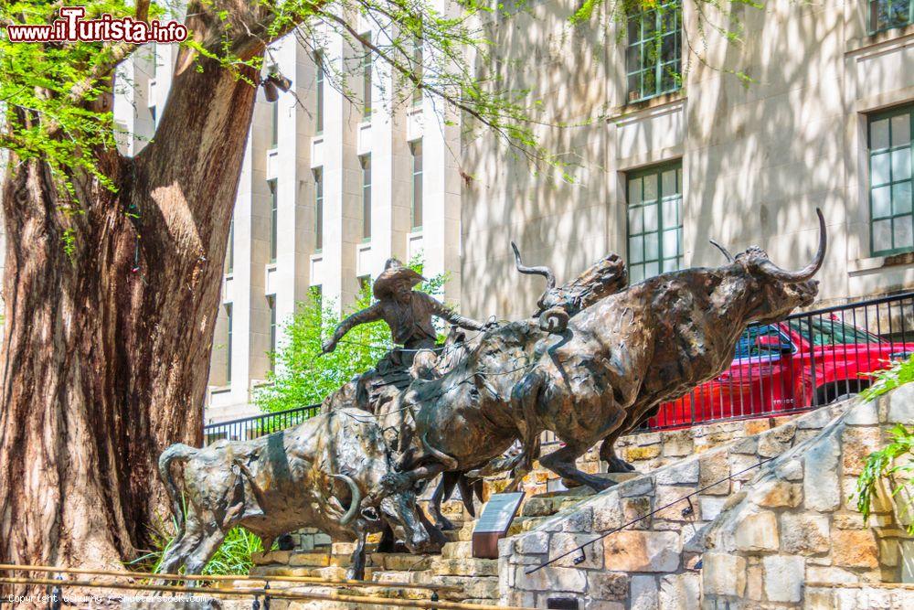 Immagine La scultura di T.D. Kelsey dal titolo Coming Home to the Briscoe a San Antonio, Texas. Ritrae un mandriano che conduce i buoi del suo carro lungo il fiume Walk - © dshumny / Shutterstock.com