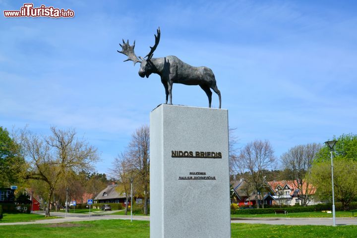 Immagine La scultura di un alce nel centro cittadino di Nida, Lituania - © Irina Borsuchenko / Shutterstock.com