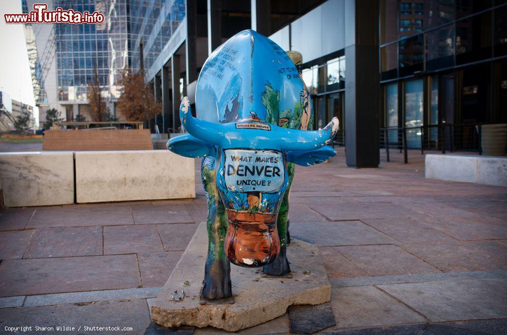 Immagine La scultura di un bufalo nel centro della città di Denver, Colorado. "Cosa rende Denver unica?" si legge nel messaggio dipinto sulll'opera dall'artista Douglas Rouse - © Sharon Wildie / Shutterstock.com