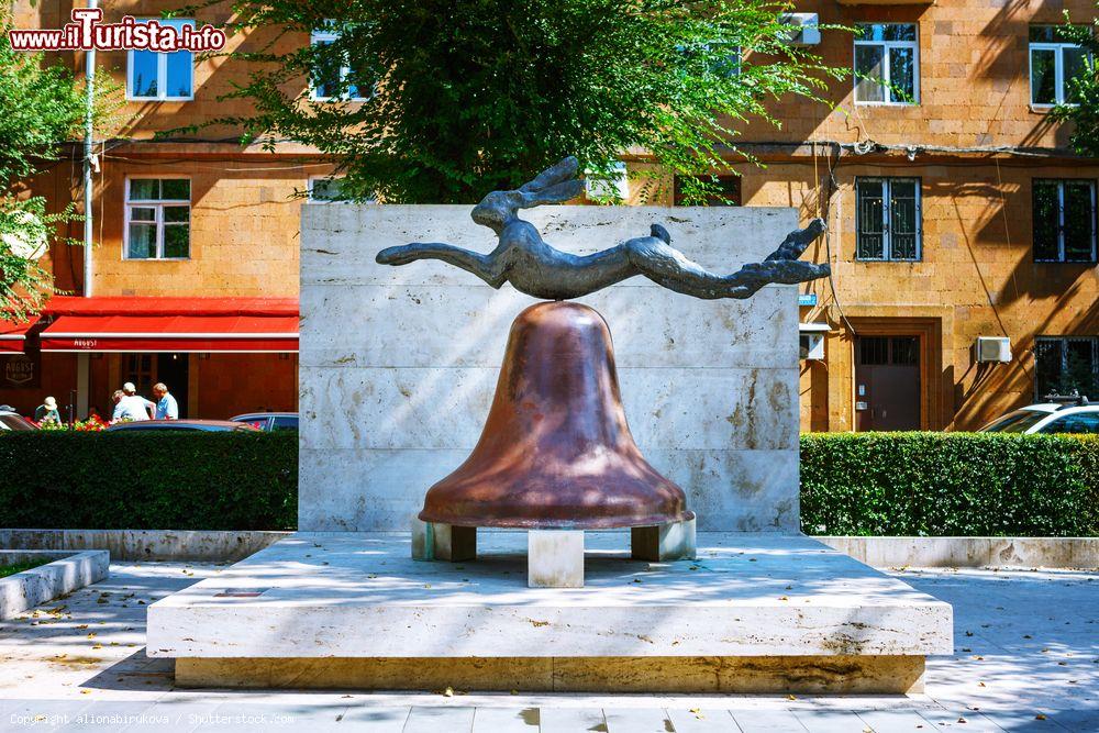 Immagine La scultura di un coniglio sulla campana  nel centro di Yerevan, Armenia. Siamo in una delle destinazione turistiche principali della città, il giardino delle statue di Cafesjian - © alionabirukova / Shutterstock.com